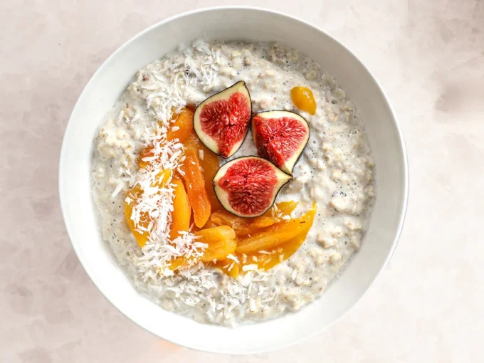 Eine Schüssel Porridge von 3Bears, garniert mit frischem Obst und Kokosnussstücken