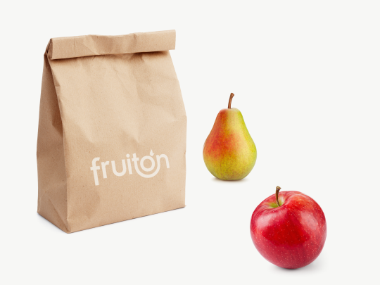 Papiertüte mit dem fruiton Logo, daneben ein Apfel und eine Birne.