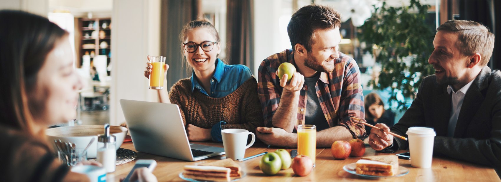 Gesünder im Job: Wie der Obstkorb die Krankenstände reduzieren kann