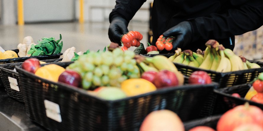 Eine Person packt Obst in wiederverwendbare Körbe für mehr Nachhaltigkeit